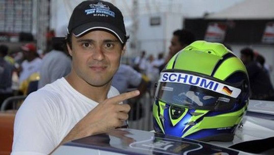 Anche dai colleghi piloti tanti incoraggiamenti, ecco Felipe Massa con un casco dedicato a Michael. 